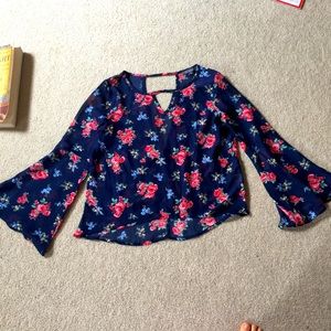 🍀2/$10 NWOT floral boho bell sleeve top